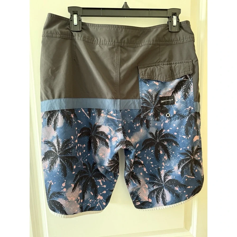 Quicksilver Mens Camo Board Shorts Size 32 Pre Owned‎